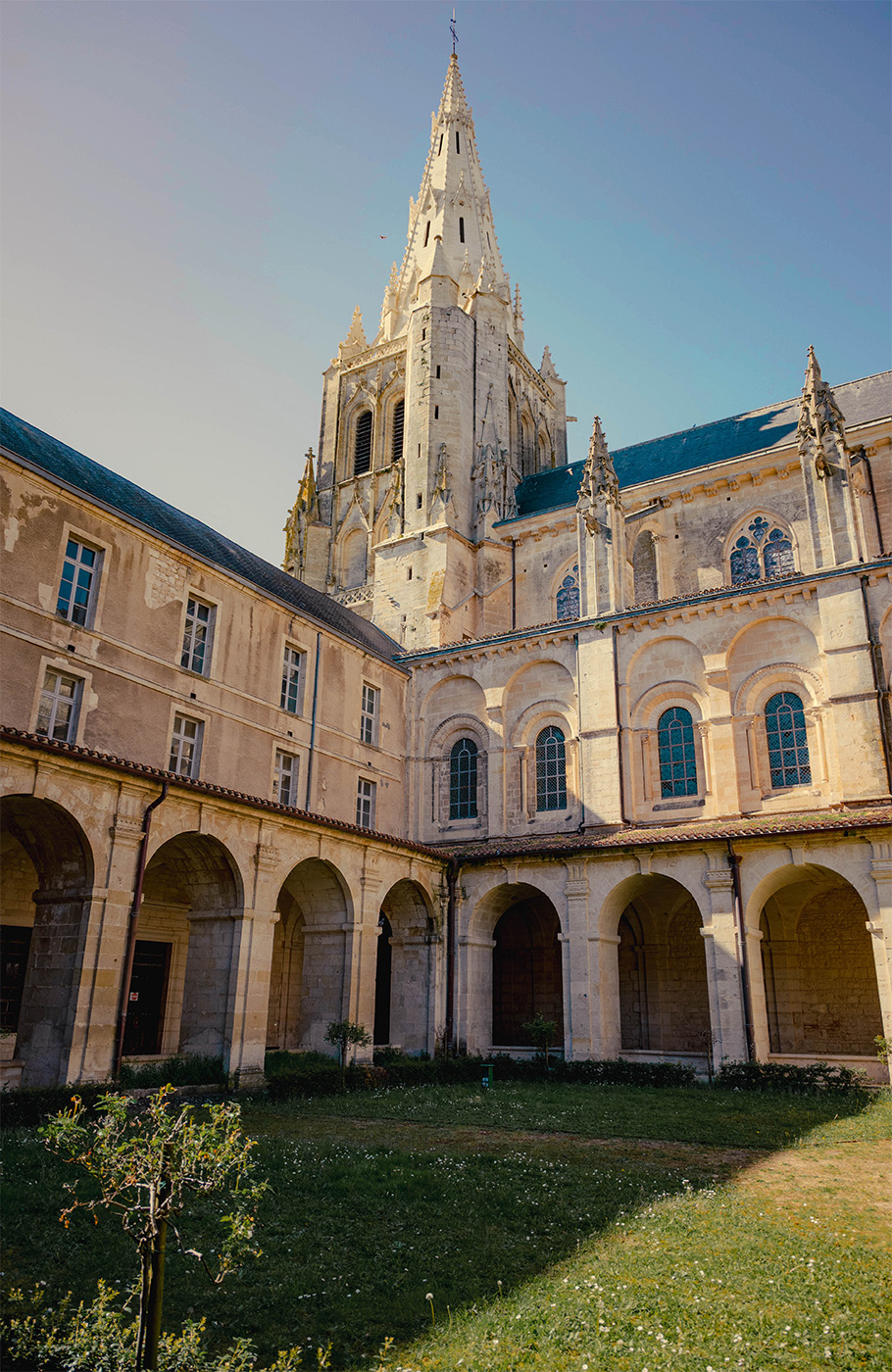 Le cloître de l'Abbatiale de Saint-Maixent-L'École